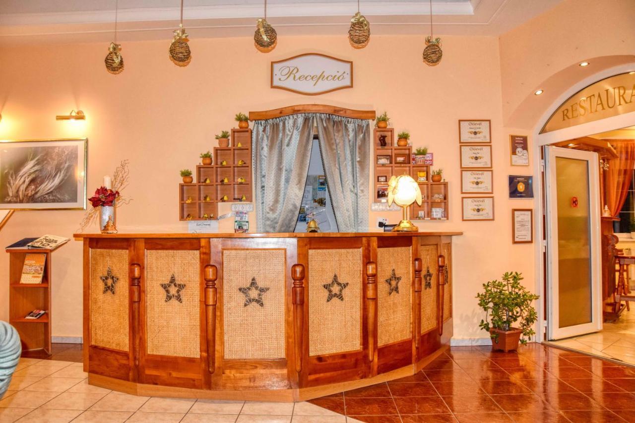 Hotel Penta Lux Tata Dış mekan fotoğraf