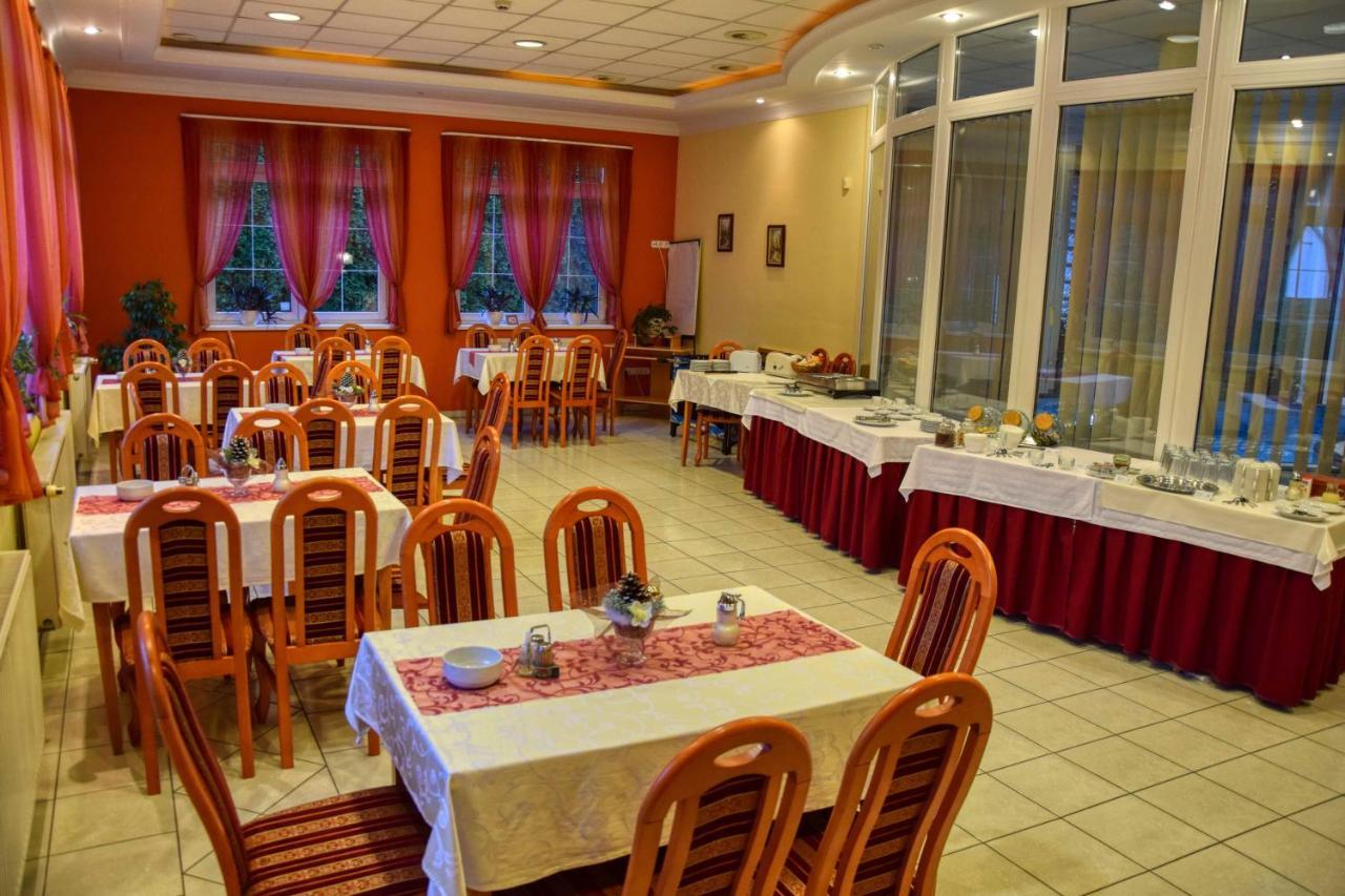 Hotel Penta Lux Tata Dış mekan fotoğraf