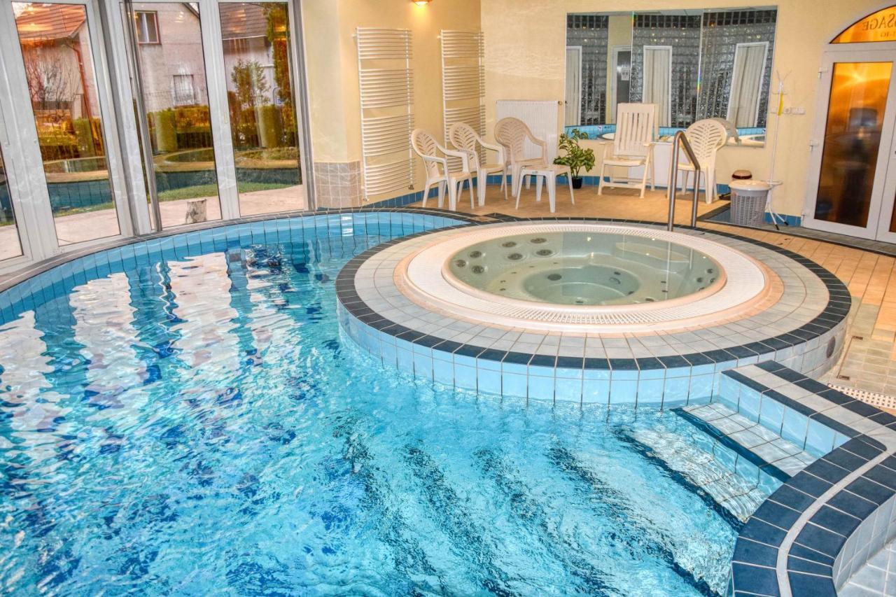 Hotel Penta Lux Tata Dış mekan fotoğraf