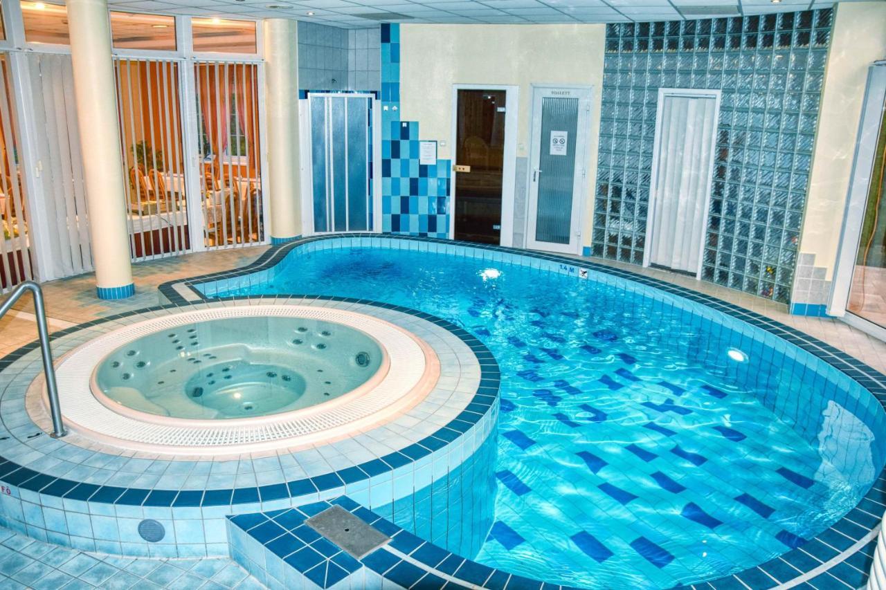 Hotel Penta Lux Tata Dış mekan fotoğraf