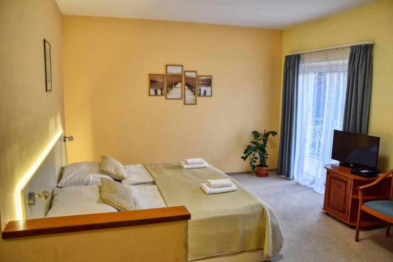 Hotel Penta Lux Tata Dış mekan fotoğraf