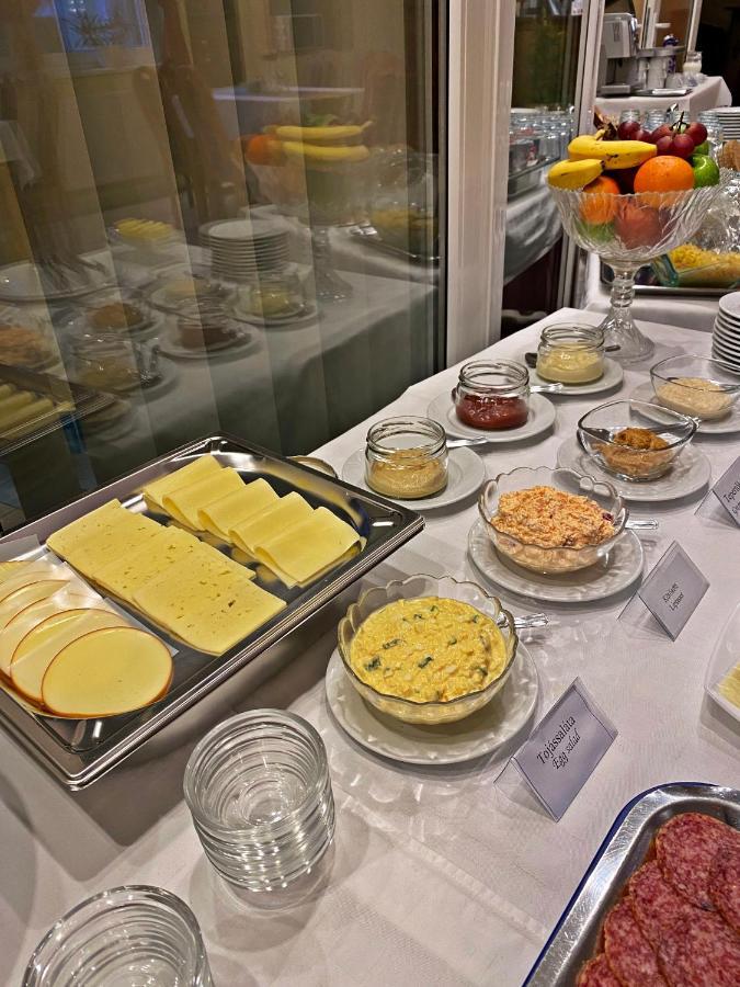 Hotel Penta Lux Tata Dış mekan fotoğraf