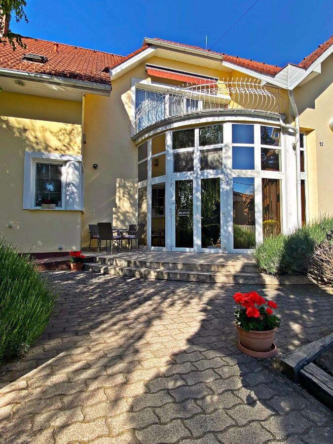 Hotel Penta Lux Tata Dış mekan fotoğraf